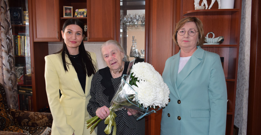 Представители Новгородстата поздравили бывшего сотрудника со 100-летним юбилеем